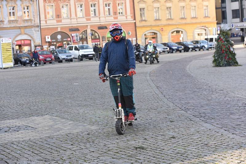 Již po osmnácté letos kolínští motorkáři říkající si Verbež kolínská uspořádali štědrovečerní vyjížďku s tradičním cílem u vánočního stromu na kolínském Karlově náměstí.