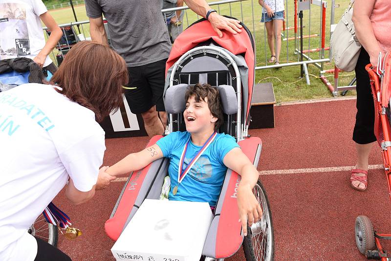 Hry pro radost na atletickém stadionu Mirka Tučka v Kolíně.