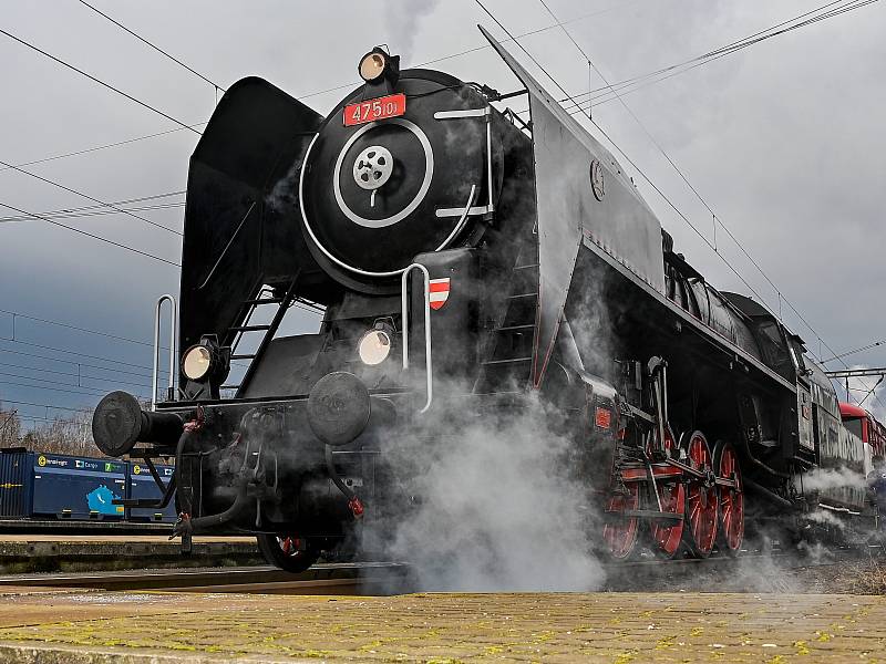 Ze zastávky parní lokomotivy 475.101 'Šlechtičny' na nádraží v Řečanech nad Labem.