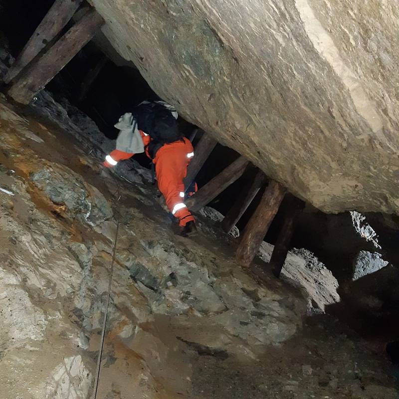 Výcvik lezecké skupiny územního odboru Kolín v podzemí.