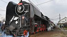 Ze zastávky parní lokomotivy 475.101 'Šlechtičny' na nádraží v Řečanech nad Labem.
