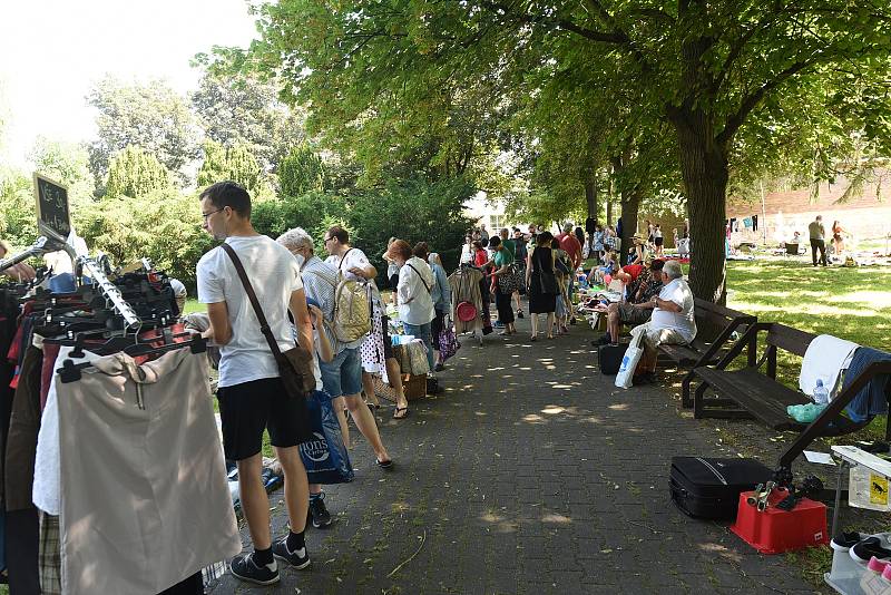 V kolínském Komenského parku nabízeli lidé věci, které již nepotřebují, ale někomu jinému mohou ještě posloužit.