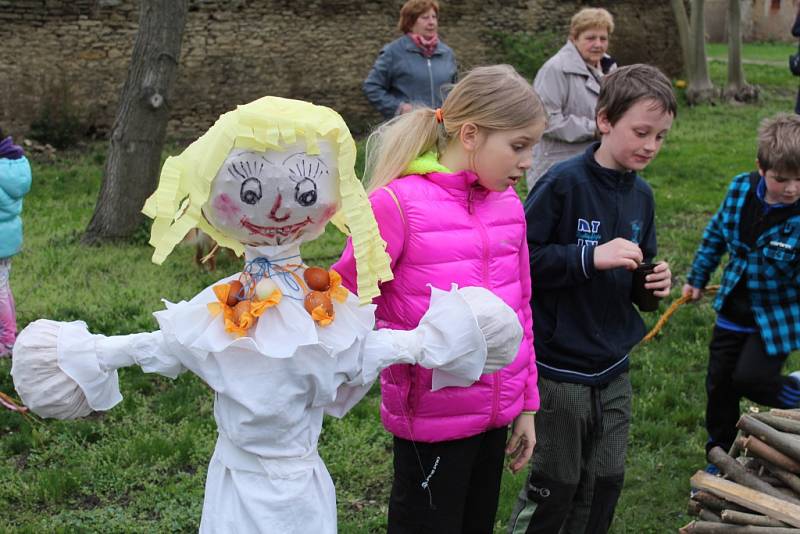 V Nebovidech se v sobotu odpoledne uskutečnilo příjemné velikonoční tvoření, alias vítání jara, zakončené vynášením Morany.