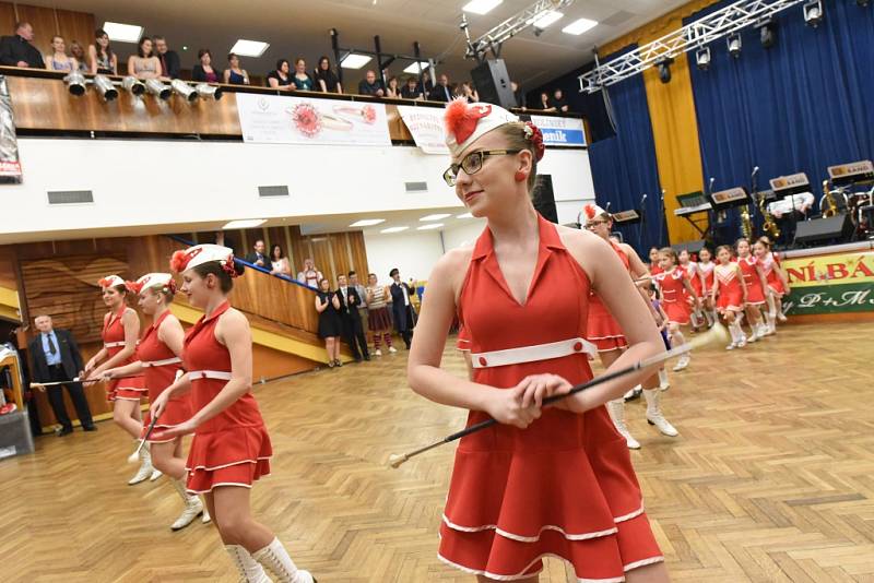 Pořadatelé Jarního bálu pozvali tanečníky do školy