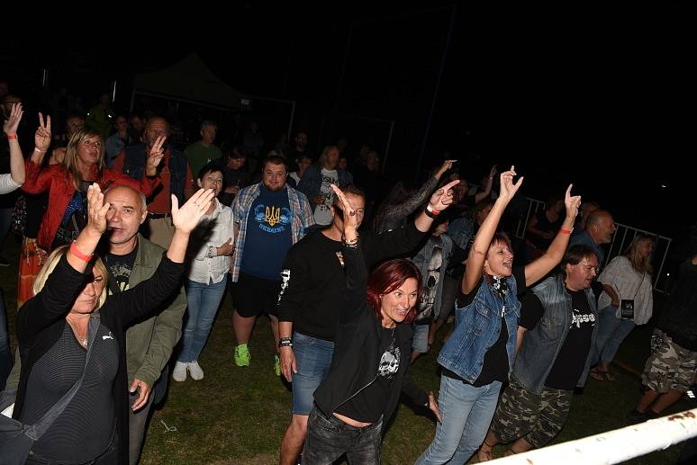 Na tanečním parketu hned v sousedství fotbalového hřiště v obci Býchory se druhý srpnový pátek odehrál další výroční koncert ke třicátinám skupiny Řemen z Chlumce nad Cidlinou.