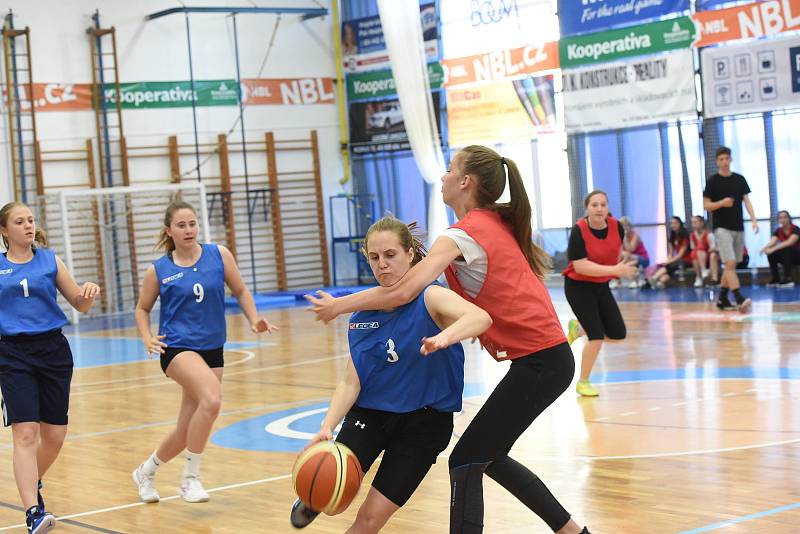 Třetí sportovní den základních škol v Kolíně patřil basketbalu.