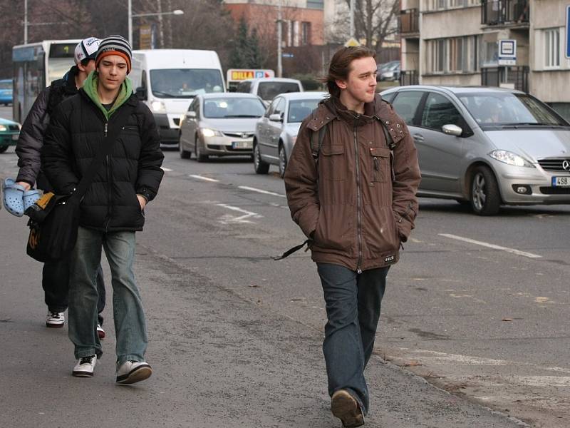 Na přechodu pro chodce na kruháku u kolínského gymplu