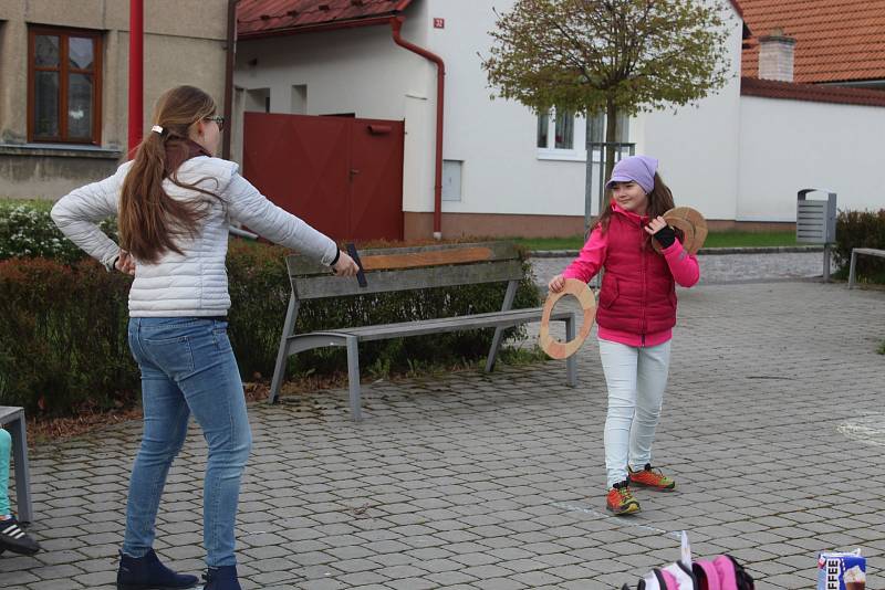 Skautky v Červených Pečkách podpořily sbírkový projekt Pomozte dětem