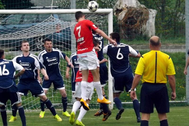 Z utkání Poříčany - Velim (2:1).