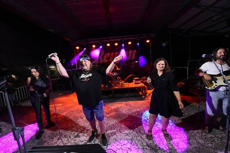 Na tanečním parketu hned v sousedství fotbalového hřiště v obci Býchory se druhý srpnový pátek odehrál další výroční koncert ke třicátinám skupiny Řemen z Chlumce nad Cidlinou.