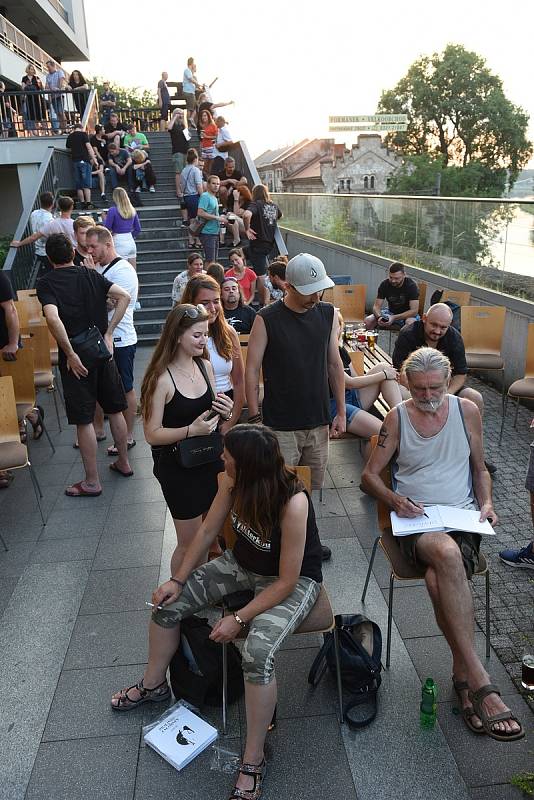 Z koncertu písničkáře Milana Smrčky alias Záviše s přídomkem Kníže pornofolku na terasách za Městským společenským domem v Kolíně.