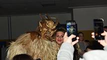 Krampusové přijeli do kulturního domu