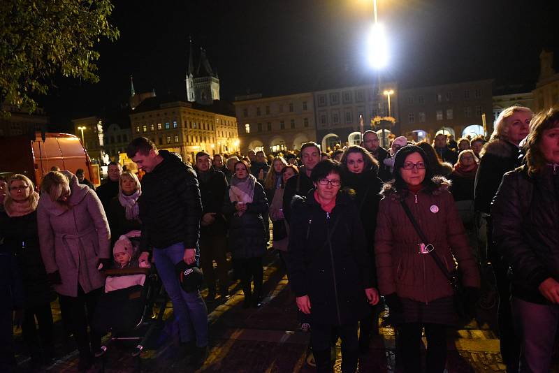 Několik stovek lidí všech generací se sešlo v sobotu před osmnáctou hodinou na kolínském Karlově náměstí před radnicí, aby zavzpomínalo a uctilo památku 17. listopadu.
