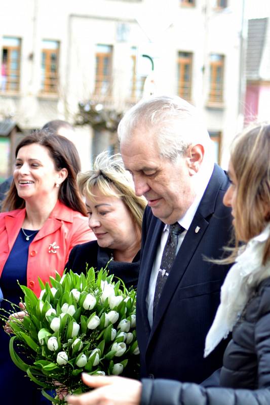 Miloš Zeman zavítal do terapeutického centra Modré dveře, venku na něj čekali jeho příznivci.