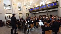 Vzpomínkový koncert v kolínské synagoze uctil odsunuté Židy i narozeniny Izraele.