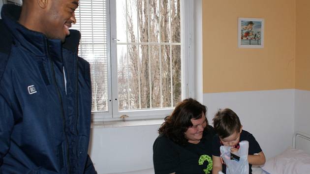 Kolínský deník | Basketbalisté BC Kolín navštívili kolínský kojenecký ústav  a kolínskou nemocnici a předali dětem dár | fotogalerie