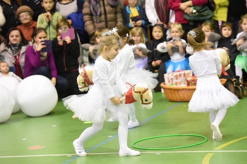 Děti z mateřské školy Pohádka předvedly taneční choreografie