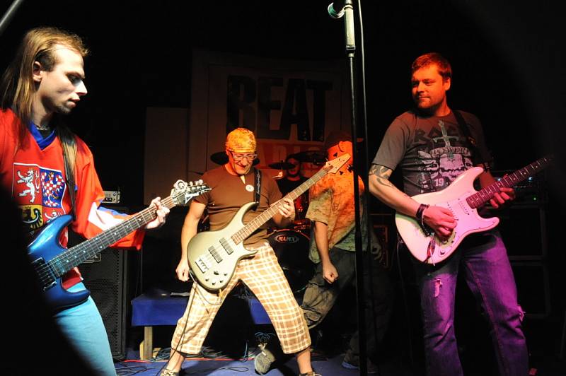 Tři regionální kapely se tentokrát představily v sobotu večer v sále kolínské rockové pivnice U Vodvárků