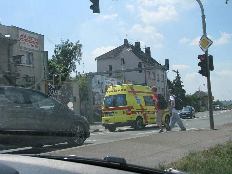 Nehoda osobního auta a chodkyně v Pražské ulici