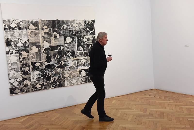 Z vernisáže výstavy obrazů 'Past/Minulost/2' výtvarníka Martina Mainera v Městské galerii v Kolíně.
