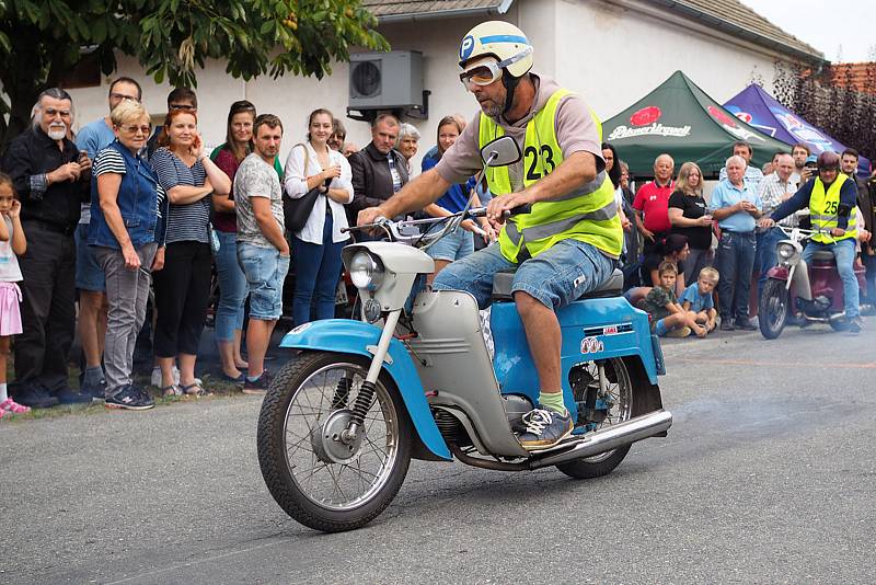 Ze závodu malých motocyklů Kozojedský fichtl 2021.