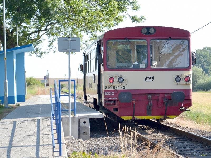 Trať z Peček do Kouřimi. Na přejezdu nedaleko Peček se stala nehoda například před čtyřmi lety.