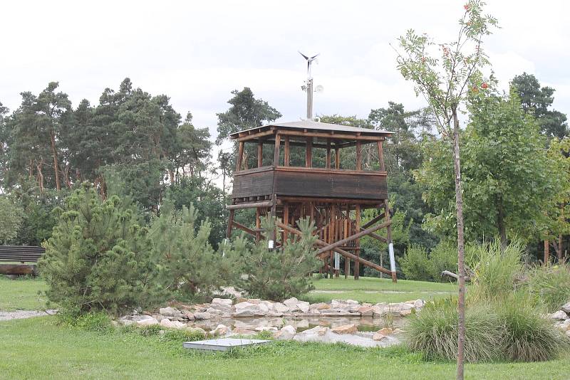 Mateřská škola a zahradní hřiště v Cerhenicích.