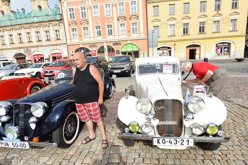 Kolínské centrum zdobily historické automobily a motocykly.