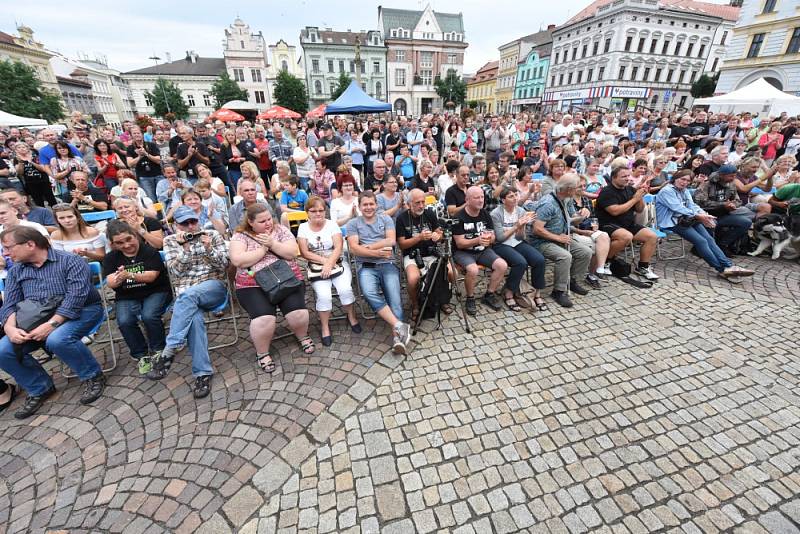 Vladimír Mišík bavil na náměstí stovky lidí všech generací.