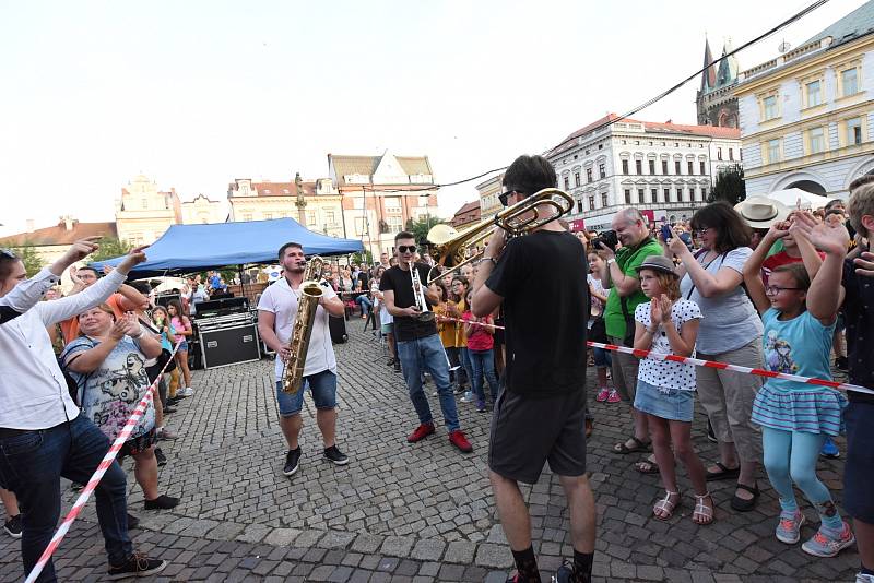 Kolínské kulturní léto: z koncertu Lazy Brass, Pokáče a Migu 21 na Karlově náměstí v Kolíně.