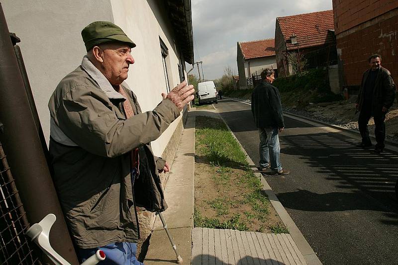 Ve Veltrubech slavnostně otvírali nové silnice