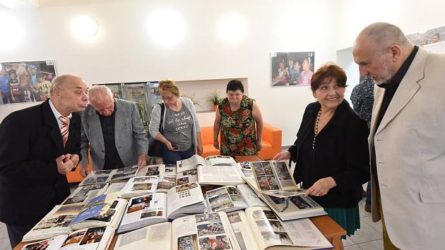 Poslední hudební setkání odstartovala vernisáž výstavy ke kulatinám klubu