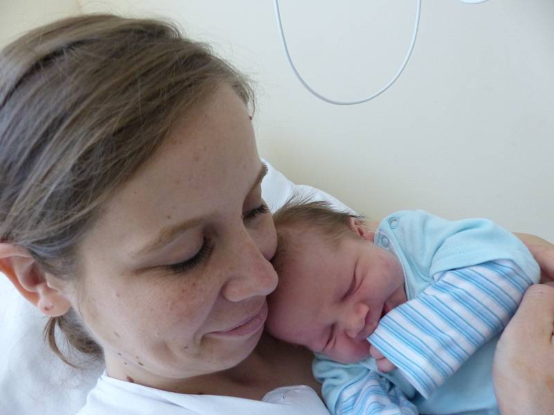 Vojtěch Šanda se narodil 11. května 2022 v kolínské porodnici s váhou 4365 g. Ve Štítarech se z něj těší bráškové Maty (6), Kubík (4) a rodiče Monika a Pavel.