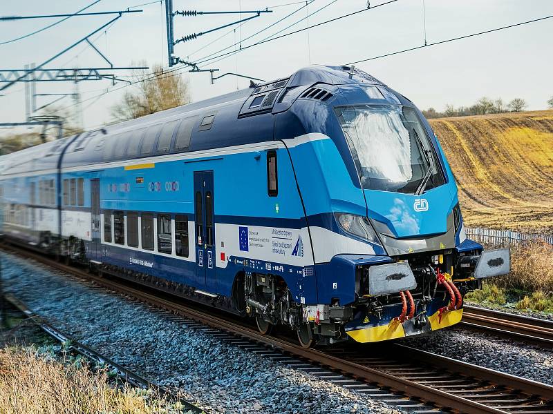 Dvoupodlažní push-pull vlaková souprava 13EV na zkušebním železničním okruhu u Velimi.