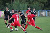 Z fotbalového utkání okresního přeboru Velký Osek - Polepy (1:1, na penalty 6:5)