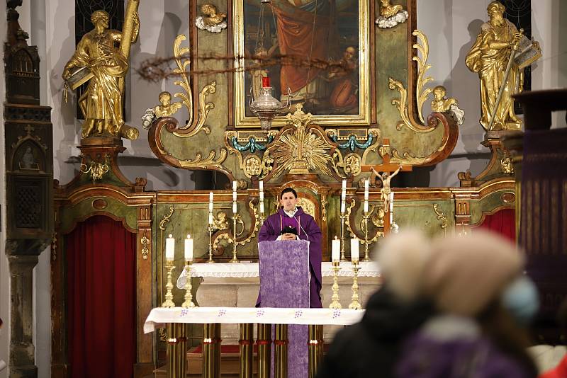 Z bohoslužby na Popeleční středu v kostele sv. Gotharda v Českém Brodě.