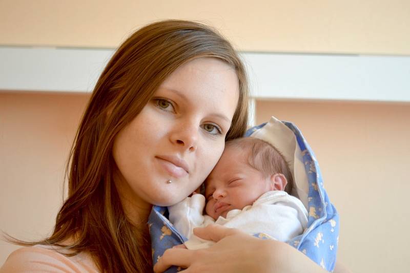 Jiří Lebka se narodil v kolínské porodnici 23. srpna 2013. Vážil 1730 gramů a měřil 41 centimetrů. S maminkou Lucií a tatínkem Jiřím pojede domů do Milovic.