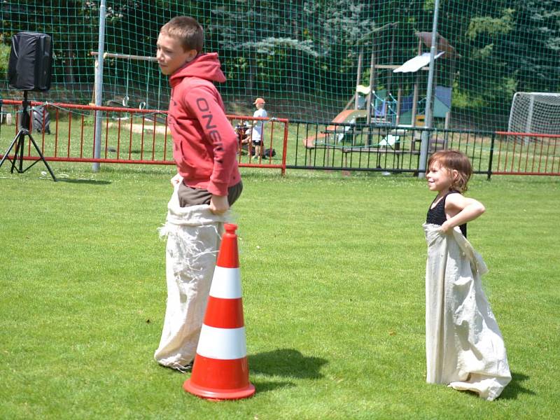 Děti vítaly prázdniny na radimském hřišti.