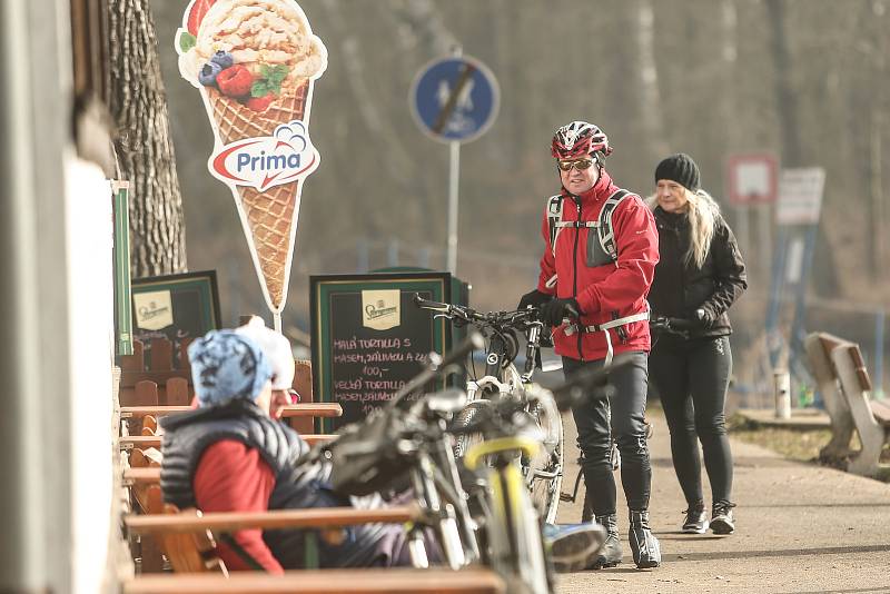 Pěkné počasí přálo ve středu 24. února sportu i procházkám. S redakčním objektivem jsme navštívili cyklostezku mezi Kolínem a Poděbrady.