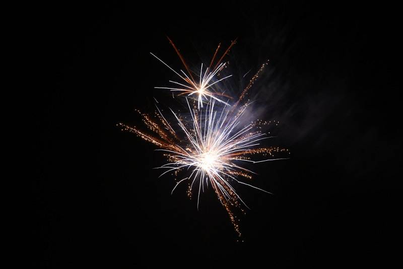 Už po několikáté v podvečerní Nový rok, a ne o silvestrovské půlnoci, se uskutečnil v Kolíně oficiální ohňostroj.