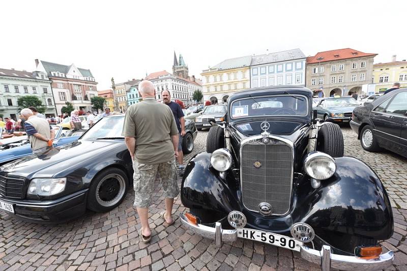 Majitelé vozů značky Mercedes-Benz se sešli po třiatřicáté a auty zaplnili kolínské Karlovo náměstí.