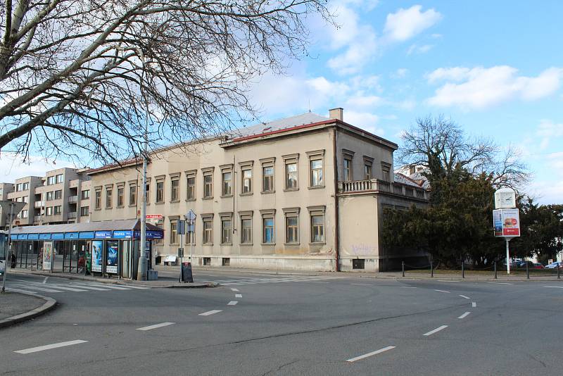 Budova bývalé okresní vojenské správy na náměstí Republiky v Kolíně.