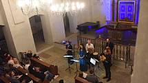 Festival Rosa Bohemica v kolínské synagoze: z vystoupení souboru Plaisirs de Musique se zpěvačkou Eliškou Tesařovou.