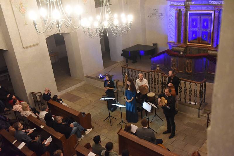 Festival Rosa Bohemica v kolínské synagoze: z vystoupení souboru Plaisirs de Musique se zpěvačkou Eliškou Tesařovou.