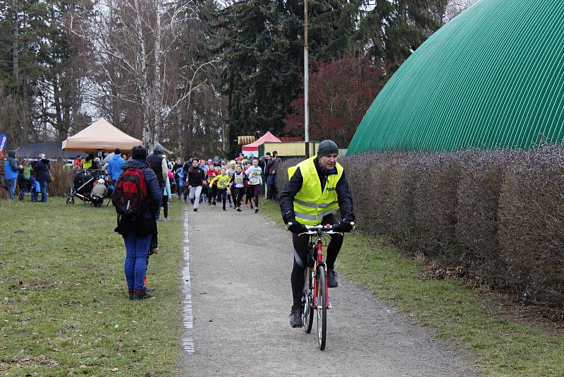 Tradičního běhu v Pečkách se účastní běžci různých věkových kategorií.