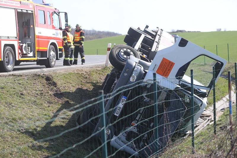 Dopravní nehoda u nájezdu na dálnici D11 na trase Praha - Hradec Králové nedaleko Polní Chrčice.