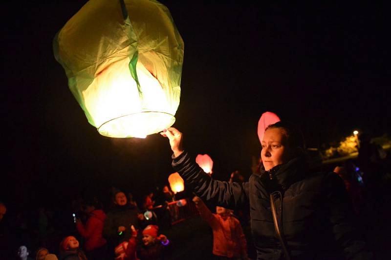 Průvod zakončilo vypouštění lampionů štěstí.