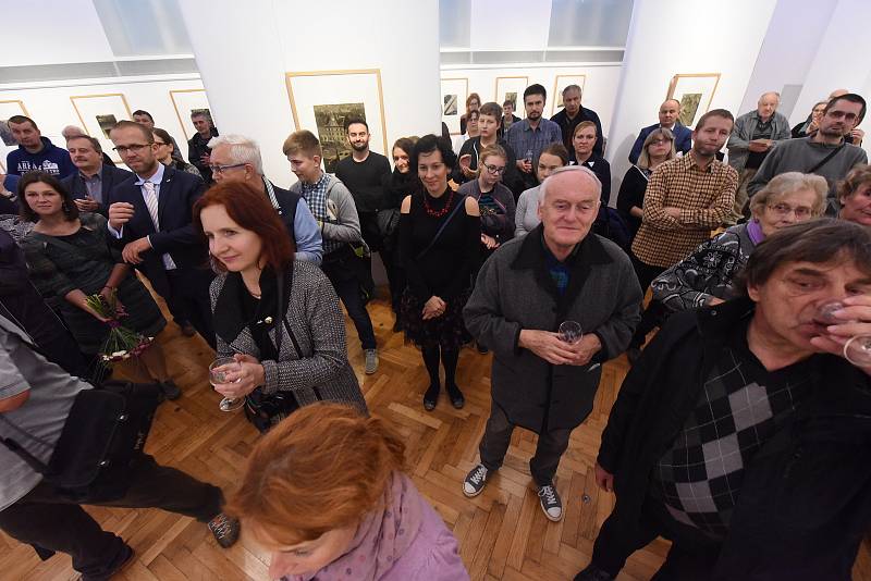 Hegemonii výstav kreseb a obrazů v Galerii Města Kolína narušily druhé říjnové úterý fotografie v Kolíně vyrůstajícího mistra oboru Jaromíra Funkeho.