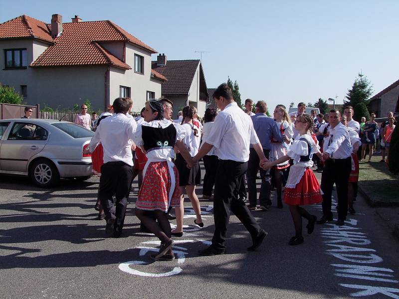 Mladí lidé v krojích roztančili celou obec.