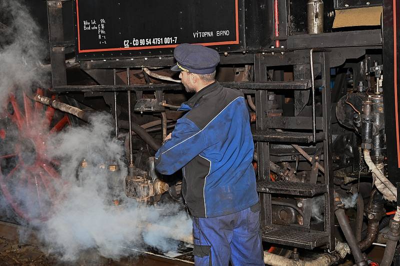 Ze zastávky parní lokomotivy 475.101 'Šlechtičny' na nádraží v Řečanech nad Labem.